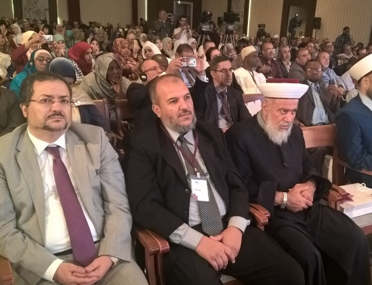 Dr. Zawi bei einer Konferenz im Publikum