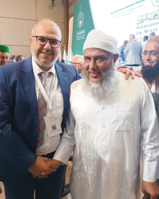 Dr. Zawi mit einem Gelehrten auf einer Konferenz