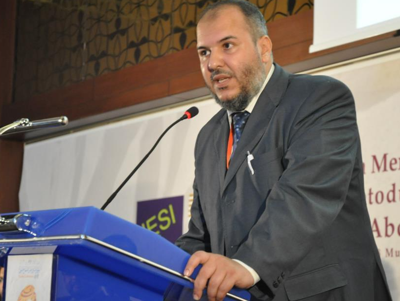 Dr. Zawi bei einer Rede auf einer Konferenz